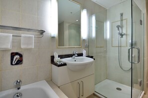Ensemble douche/baignoire, articles de toilette gratuits, sèche-cheveux