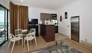 Full-sized fridge, microwave, oven, stovetop