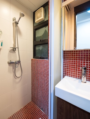   Economy Double Room | Bathroom shower