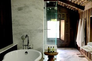One Bedroom Private Pool Villa | Badrum | Badkar och dusch, djupt badkar, regndusch och lyxtoalettartiklar