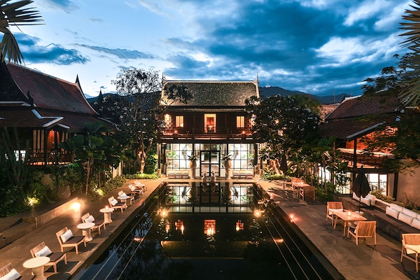 Alberca al aire libre y camastros