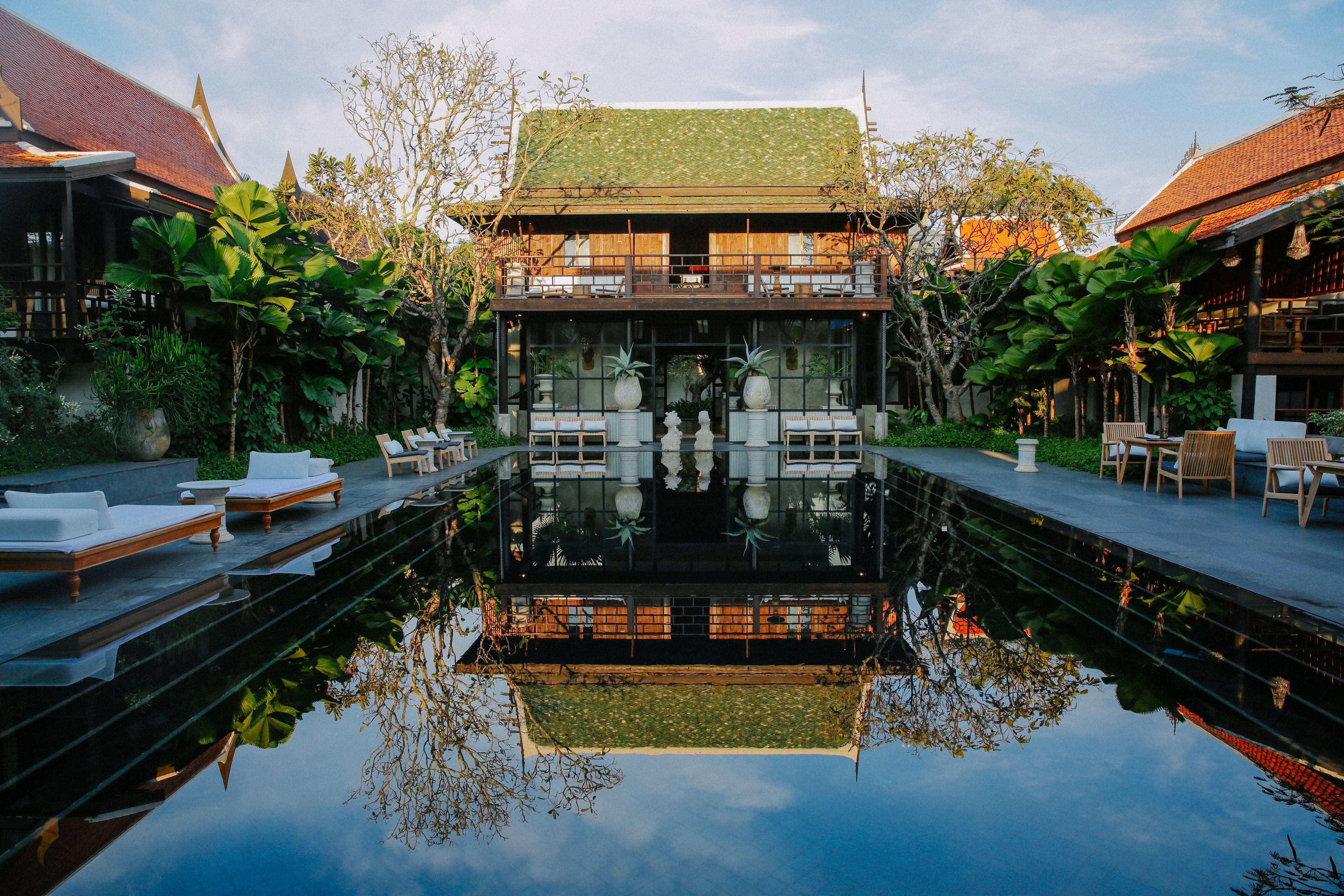 Alberca al aire libre y camastros 