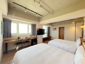 Habitación cuádruple familiar | 1 dormitorio, escritorio, espacio para trabajar con un portátil