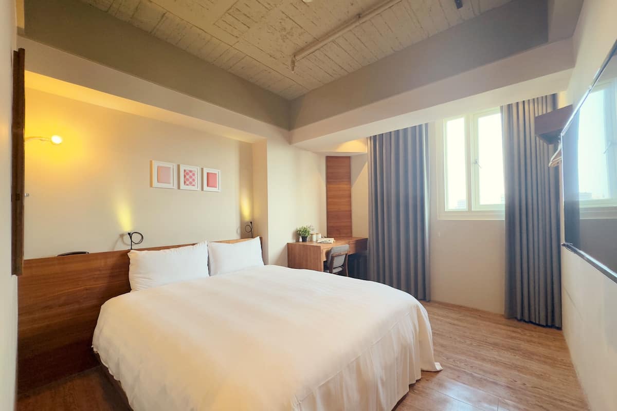 1 habitación, escritorio y espacio para trabajar con laptop