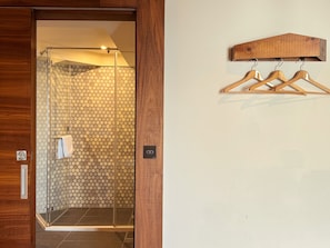 Deluxe Double Room | Bilik Mandi | Pancuran mandi, pengering rambut, tuala disediakan, syampu