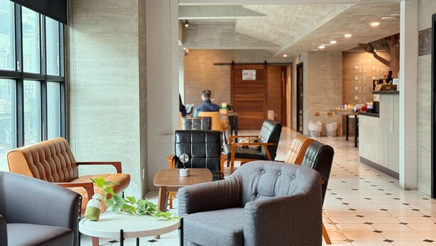Ein modernes Interieur mit Sitzgelegenheiten, einem Essbereich und einer Küche.