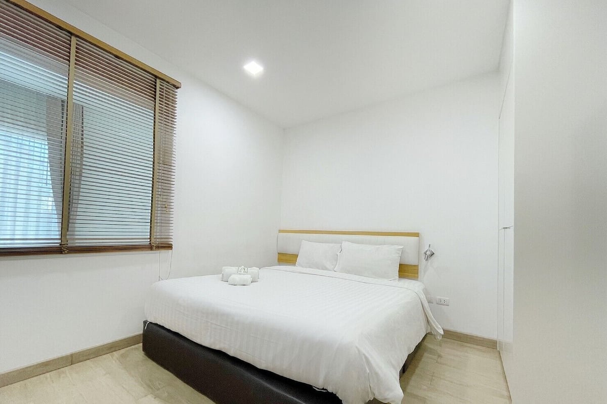 Deluxe Room | Minibar, desk, blackout drapes, iron/ironing board