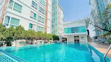 Kolam renang outdoor