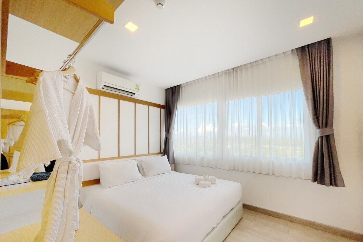 Royal Suite, 2 Bedrooms | Minibar, desk, blackout drapes, iron/ironing board