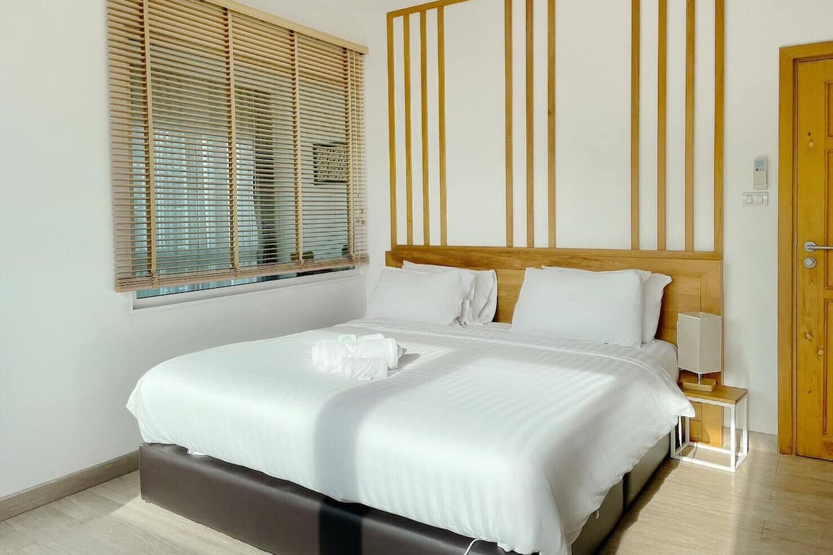 Executive Suite, 1 Bedroom | Minibar, desk, blackout drapes, iron/ironing board