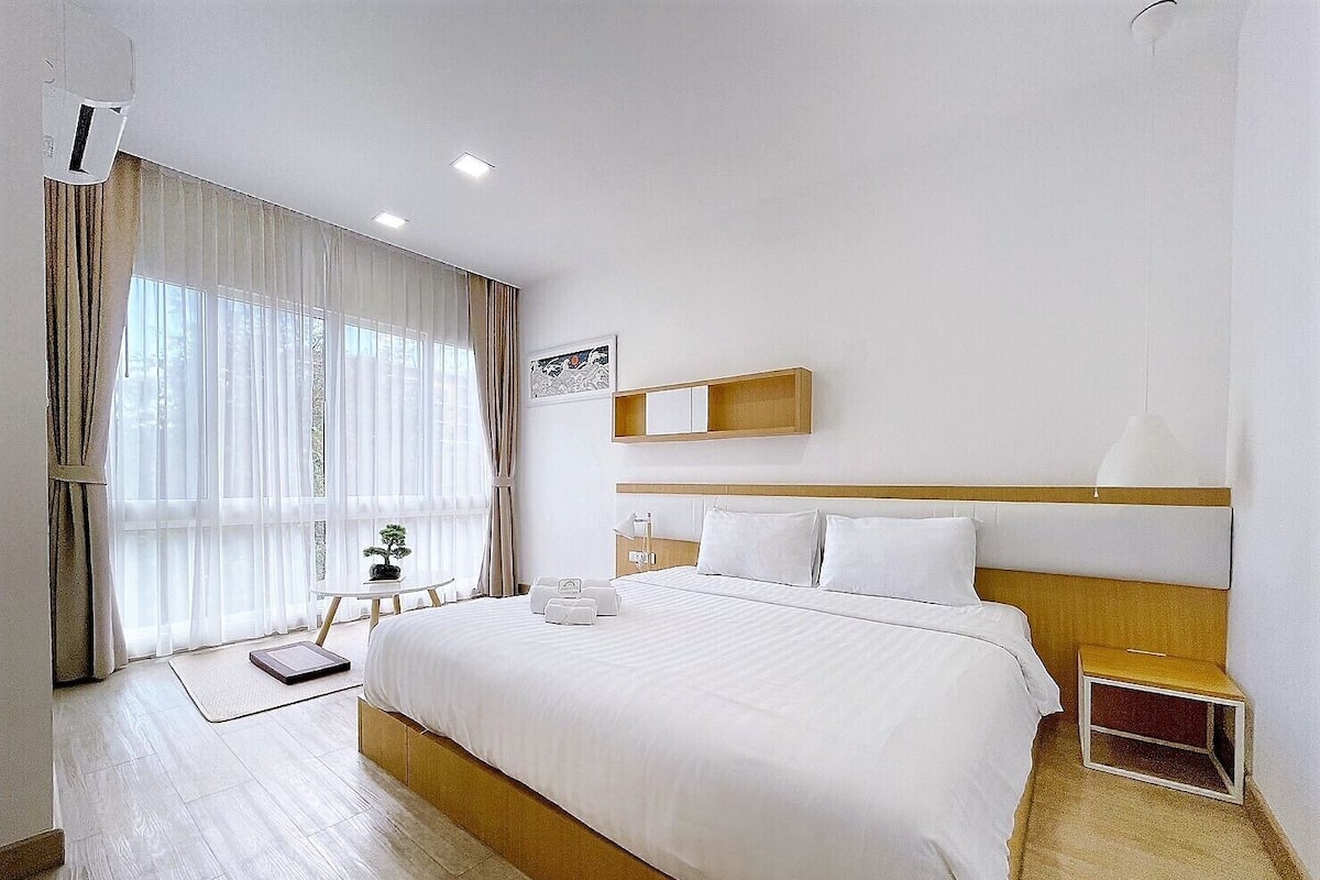 Habitación superior | Minibar, escritorio, cortinas blackout y tabla de planchar con plancha 