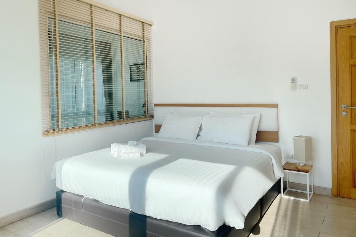 Premium Double Room, 1 Bedroom | Minibar, desk, blackout drapes, iron/ironing board