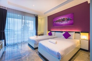 Brankas, tirai kedap cahaya, dan tempat tidur lipat/tambahan