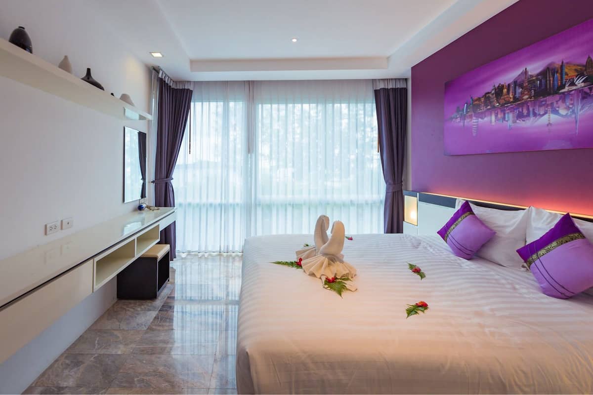 Family 2 Bedrooms Suite | Una cassaforte in camera, tende oscuranti