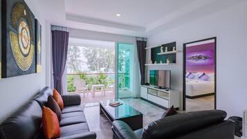 Family 2 Bedrooms Suite | Olohuone | LCD-televisio