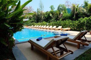 Outdoor pool - Phuket Seaview Resotel (Rawai)