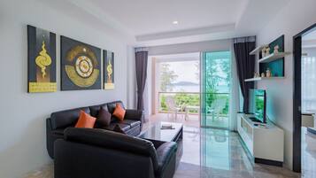 Family 2 Bedrooms Suite | Olohuone | LCD-televisio