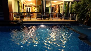 Ulkouima-allas, aurinkotuoleja