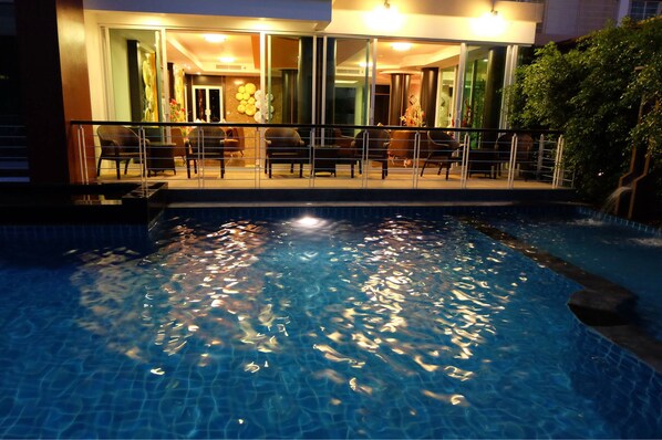 Outdoor pool, sun loungers - Phuket Seaview Resotel (Rawai)