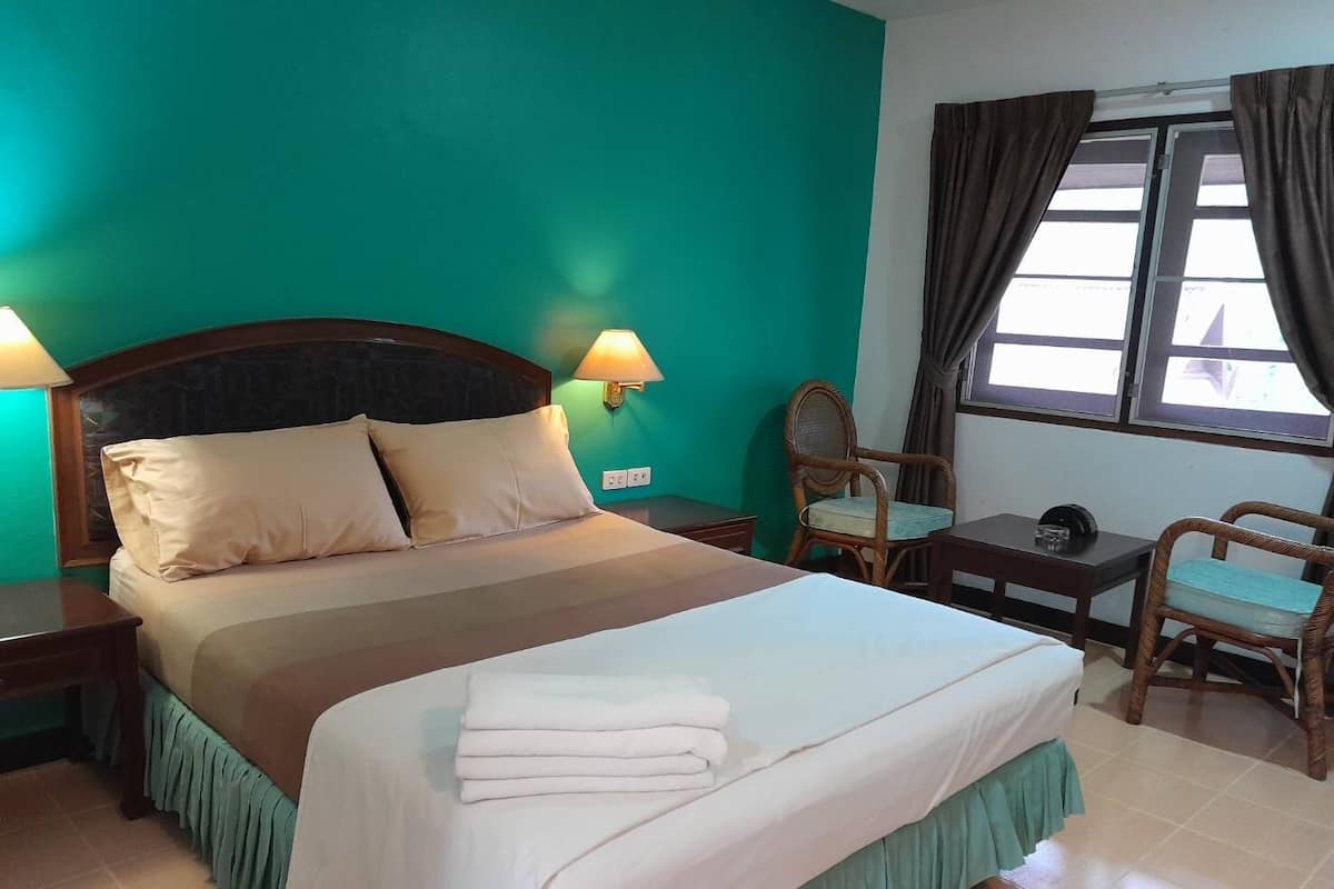 Phòng Deluxe | Két bảo mật tại phòng, bàn, màn/rèm cản sáng