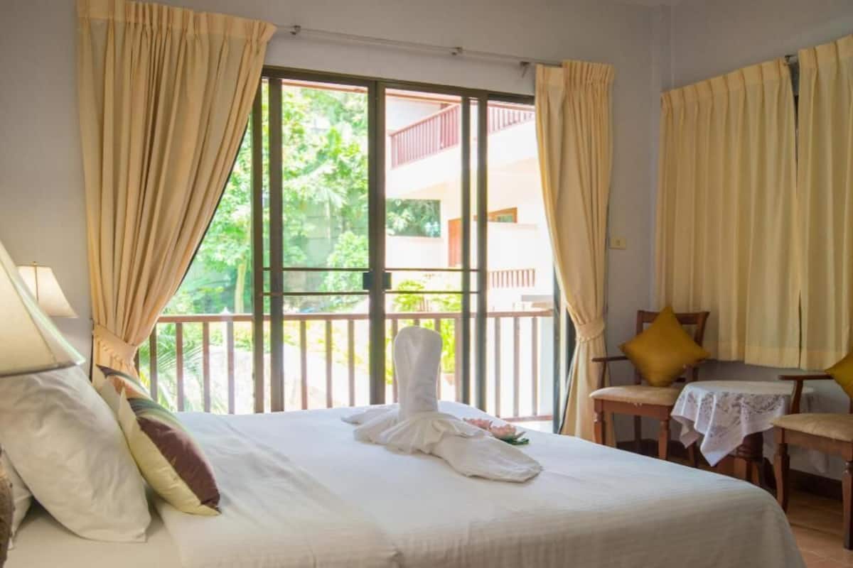 Caja de seguridad en la habitación, escritorio y cortinas blackout