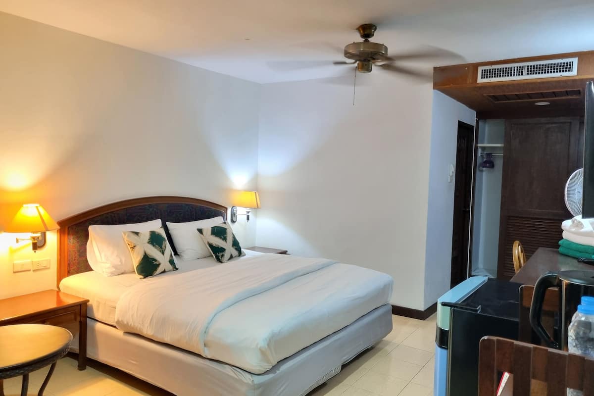 Phòng Deluxe, quang cảnh vườn | Két bảo mật tại phòng, bàn, màn/rèm cản sáng