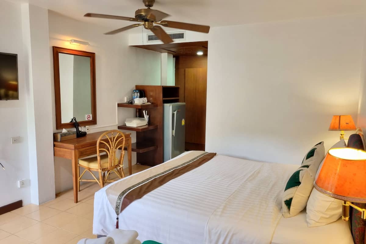 Phòng Deluxe, quang cảnh hồ bơi | Két bảo mật tại phòng, bàn, màn/rèm cản sáng