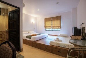 Habitación triple | Caja de seguridad en la habitación, escritorio y camas extra 