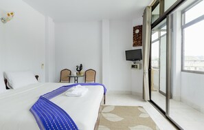 Superior Jacuzzi Room | Värdeförvaringsskåp på rummet, skrivbord, extrasängar och gratis wi-fi