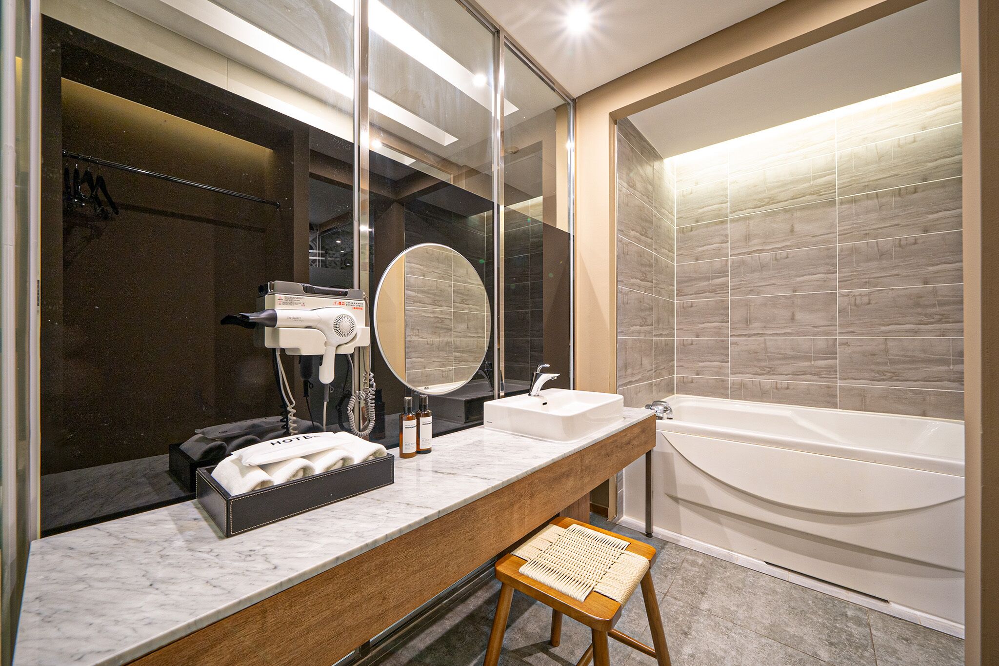 suite twin room | bathroom | separate bathtub and shower, jetted bath, free toiletries, hair dryer