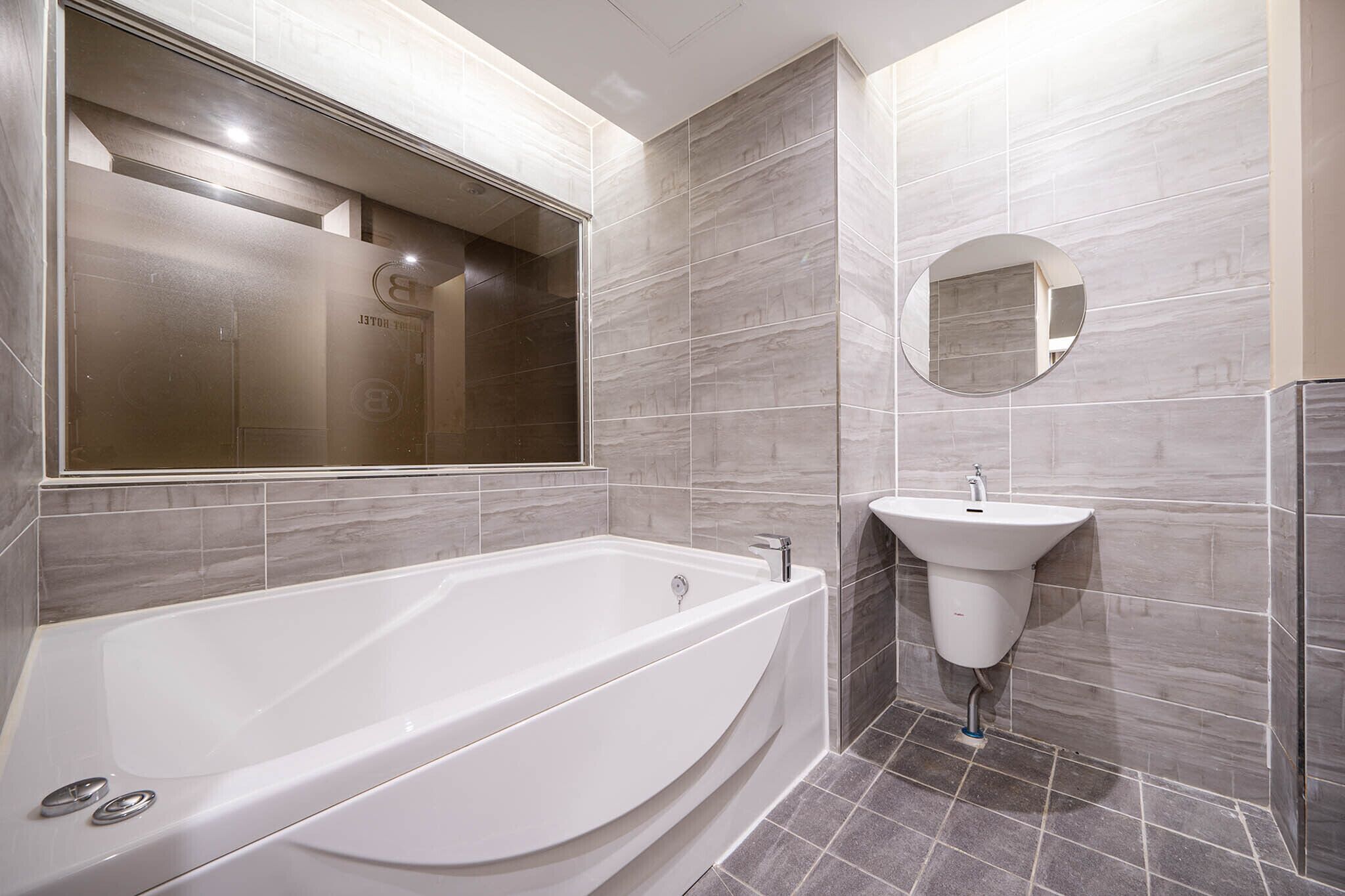 deluxe twin room | bathroom | separate bathtub and shower, jetted bath, free toiletries, hair dryer