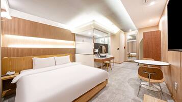 Deluxe Room | In-room safe, individually decorated, desk, soundproofing