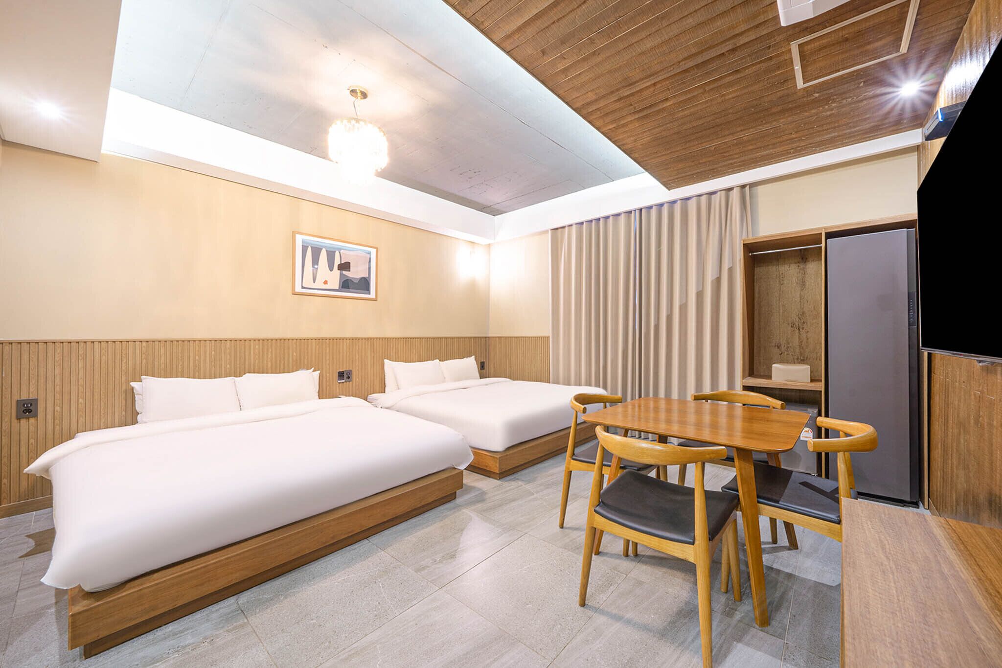 suite twin room | in-room safe, individually decorated, desk, soundproofing