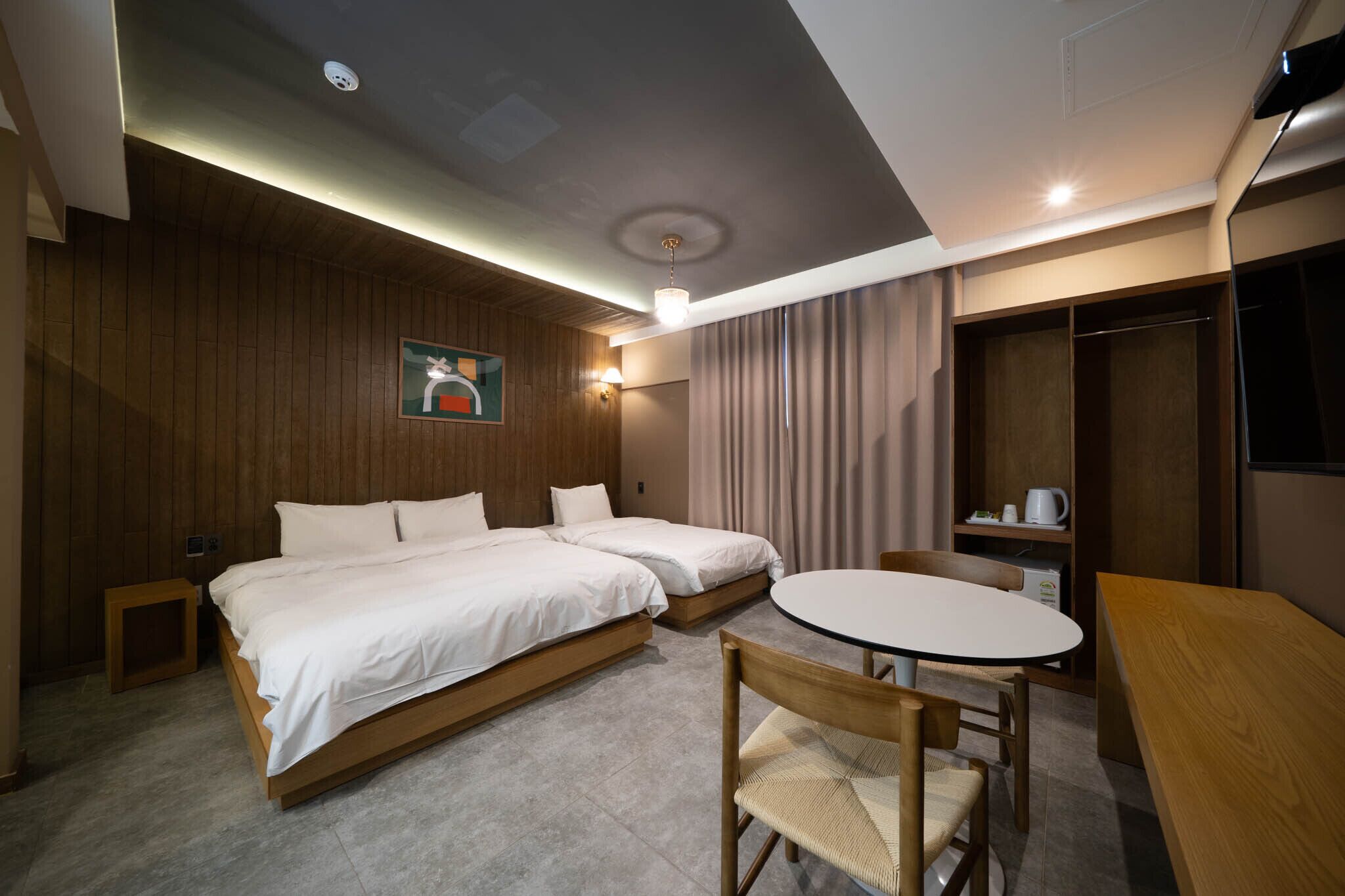 deluxe twin room | in-room safe, individually decorated, desk, soundproofing