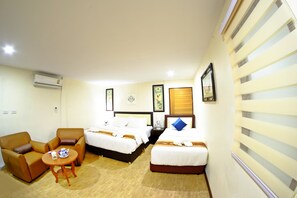 Kolmen hengen deluxe-huone, useita sänkyjä, tupakointi kielletty, jääkaappi | Tallelokero huoneessa, työpöytä, silitysrauta/-lauta, ilmainen Wi-Fi