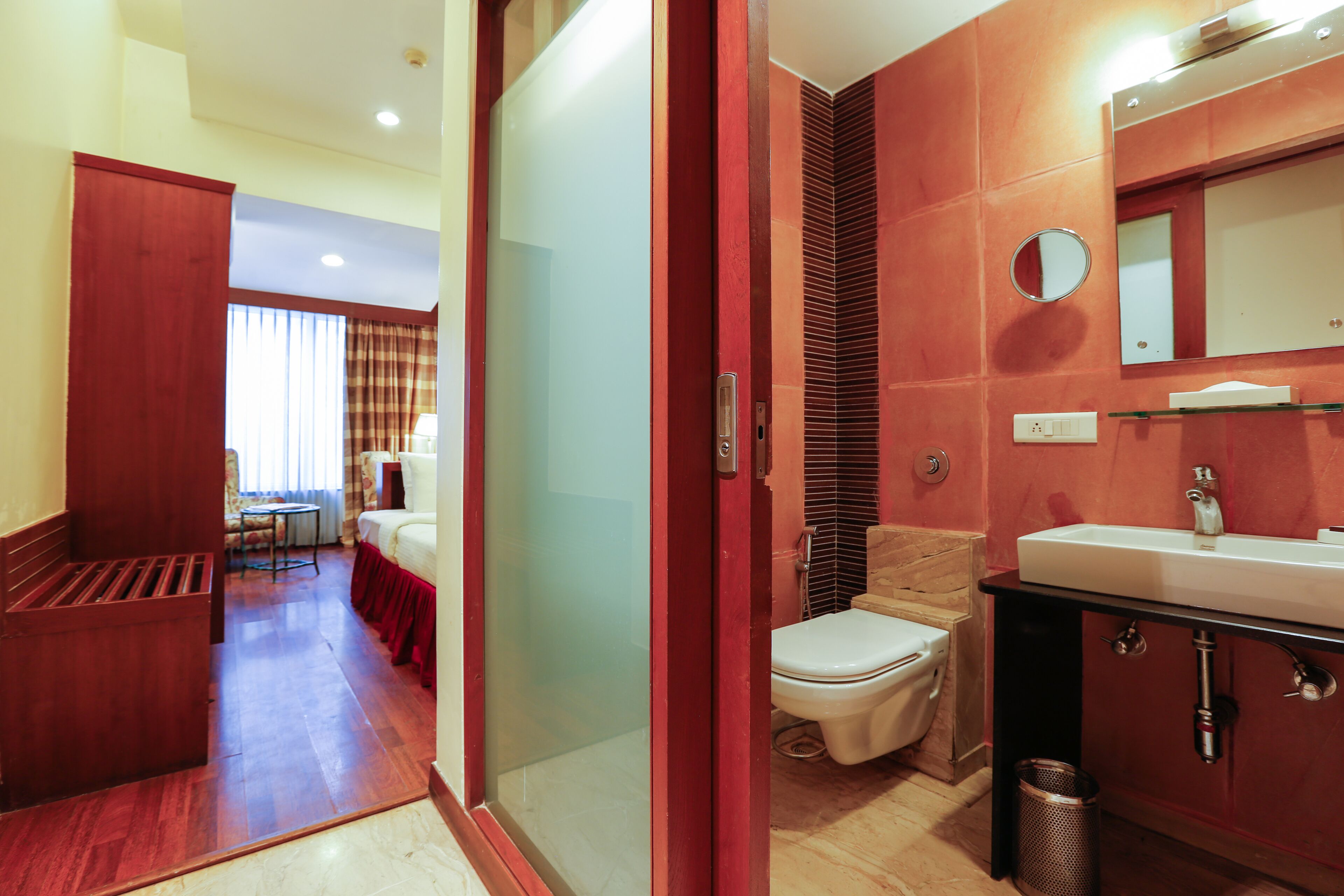 Un ba ño moderno con cabina de ducha de vidrio, inodoro blanco y tocador con espejo.