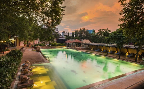 Outdoor pool - Residency club (Pune)