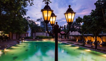 Una piscina al aire libre