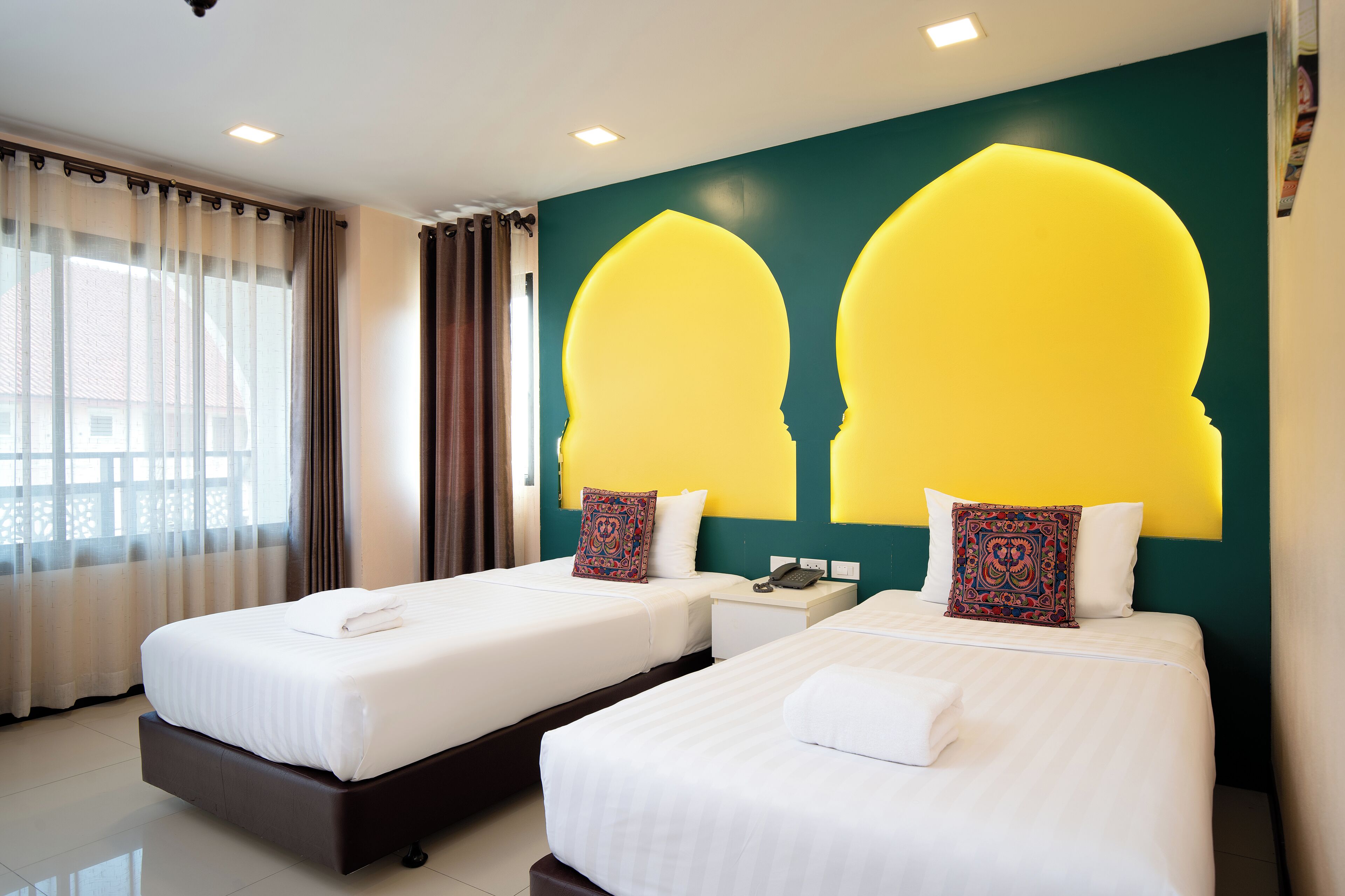 deluxe twin balcony | in-room safe, desk, free wifi, bed sheets