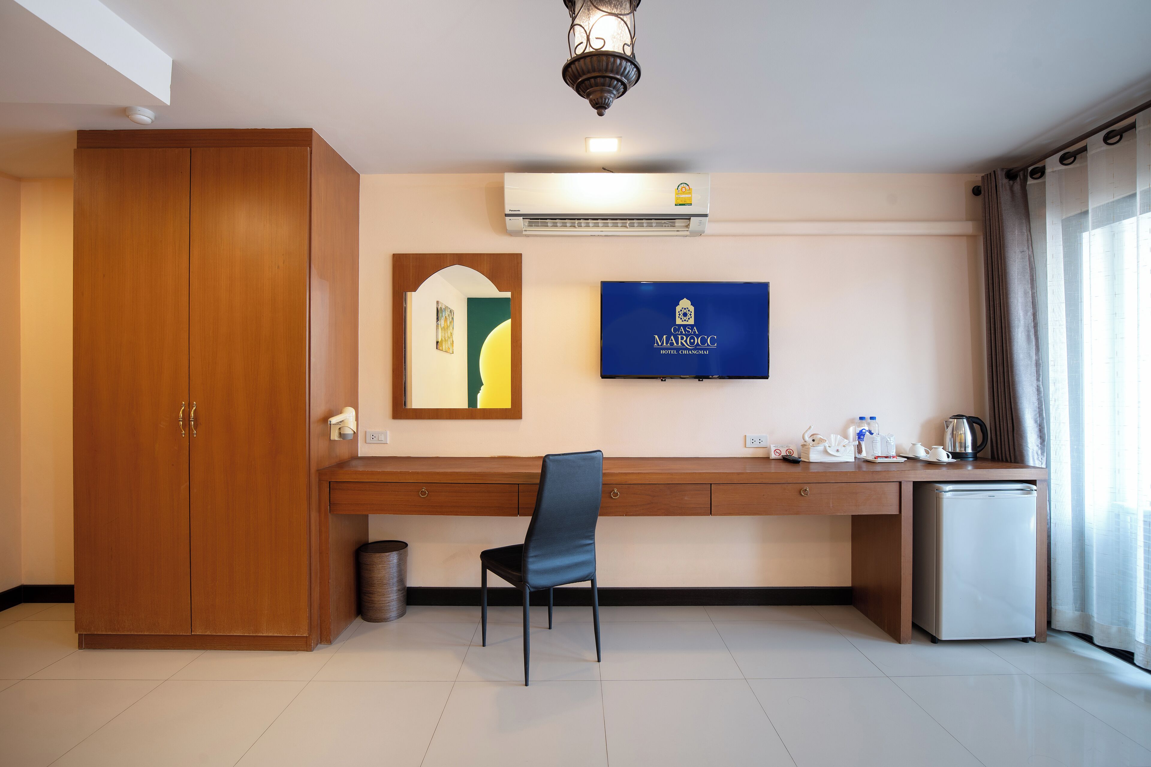 deluxe king balcony | in-room safe, desk, free wifi, bed sheets