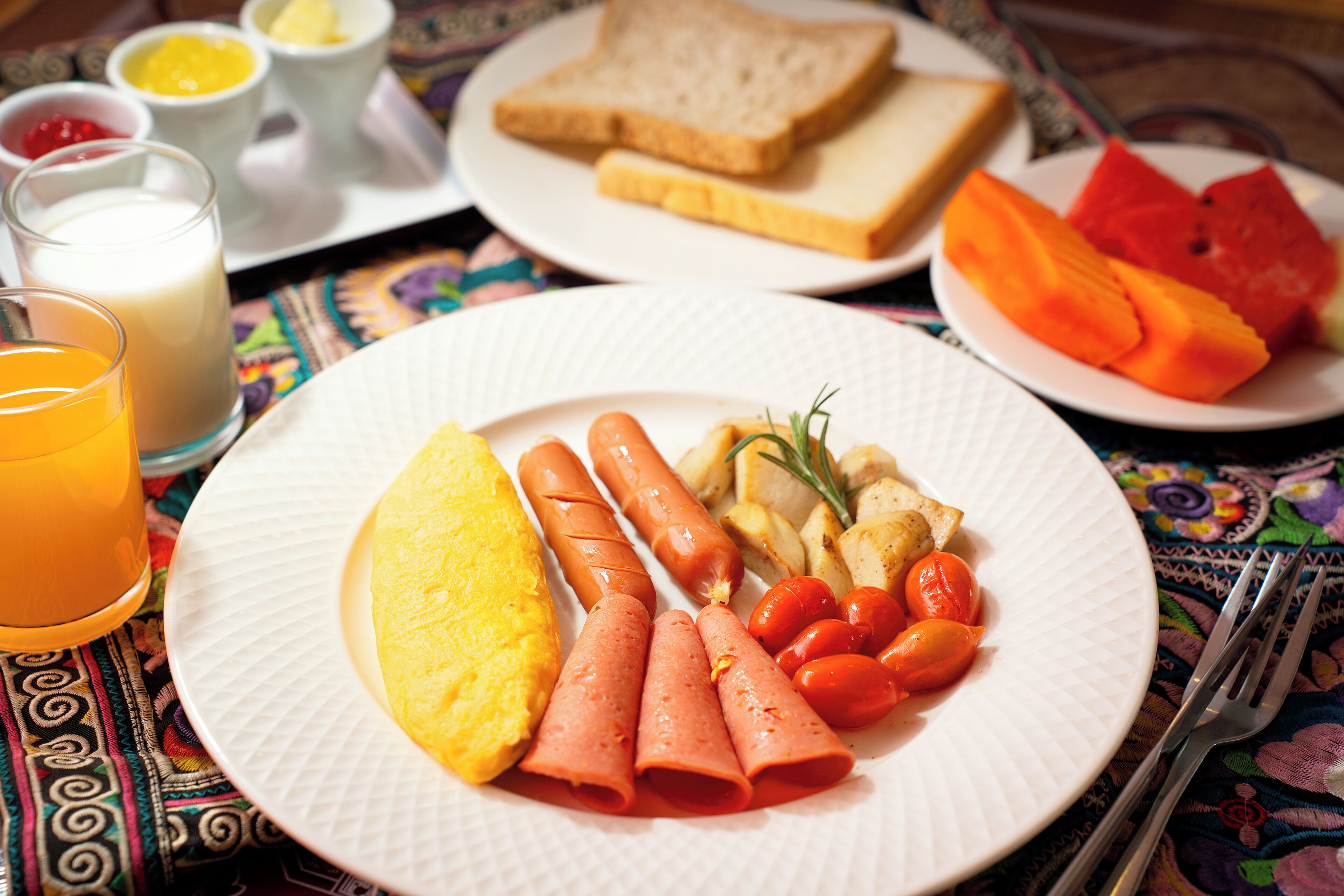 breakfast, lunch, dinner served; thai cuisine