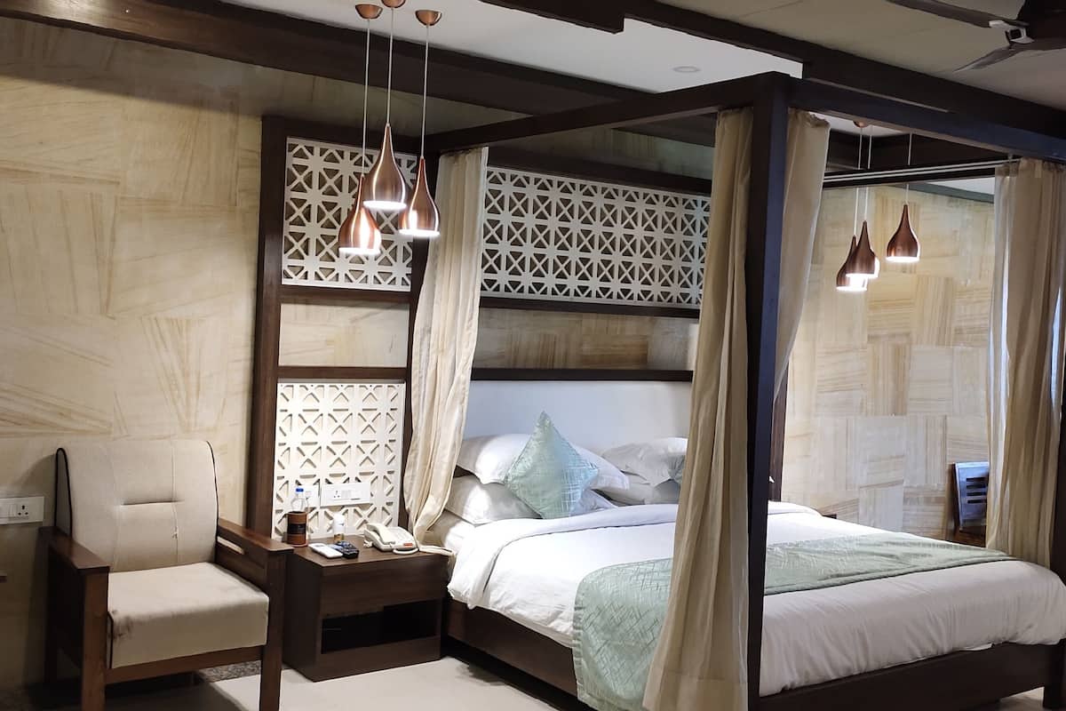 suite, 1 queen bed (sea suite) | down duvets, minibar, in-room safe, desk