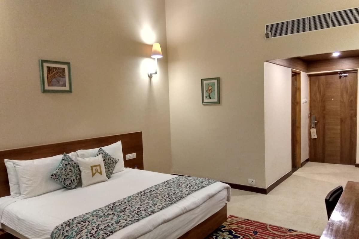 Down comforters, minibar, in-room safe, desk