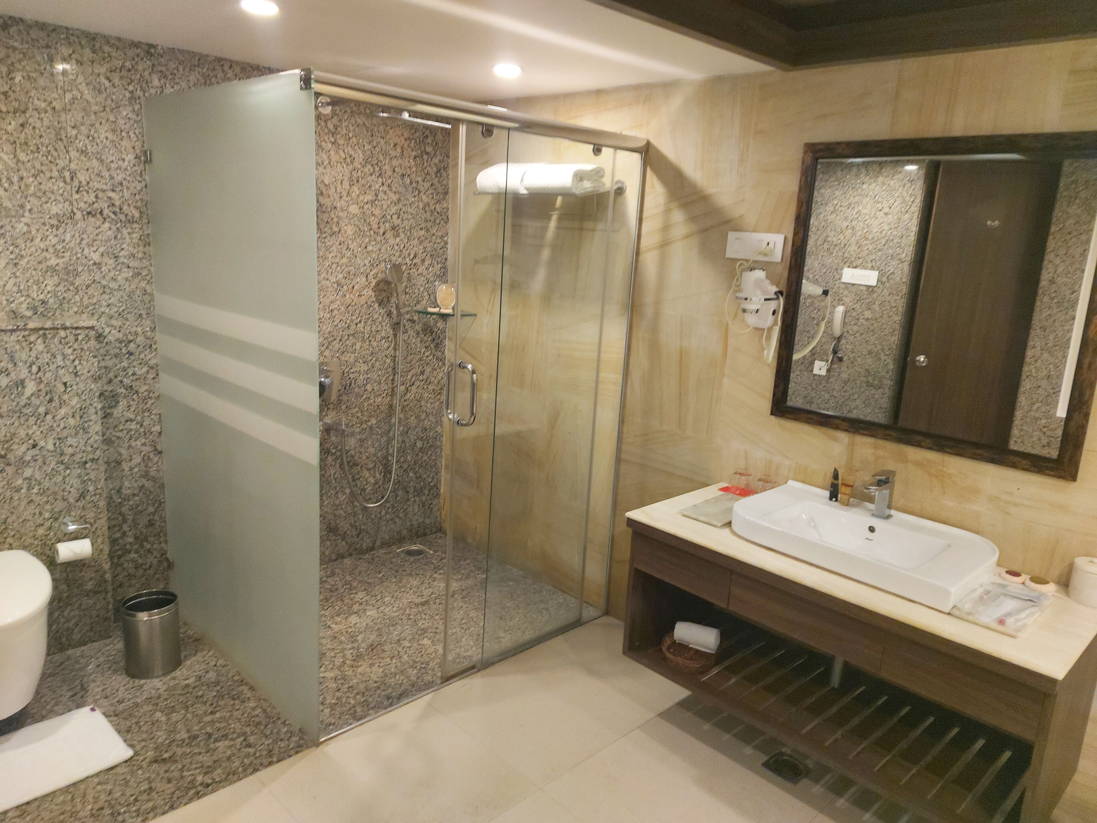 shower, rainfall showerhead, free toiletries, hair dryer