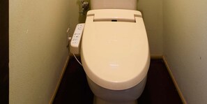 Huis | Badkamer | Een aparte badkuip en douche, gratis toiletartikelen, een haardroger