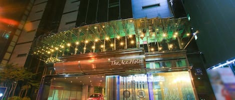 Fachada da propriedade à noite