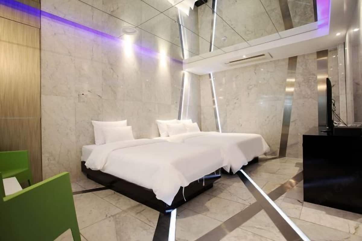 Cortinas blackout, Wi-Fi de cortesia, roupa de cama