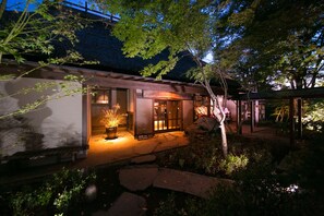 Voorkant accommodatie - avond/nacht