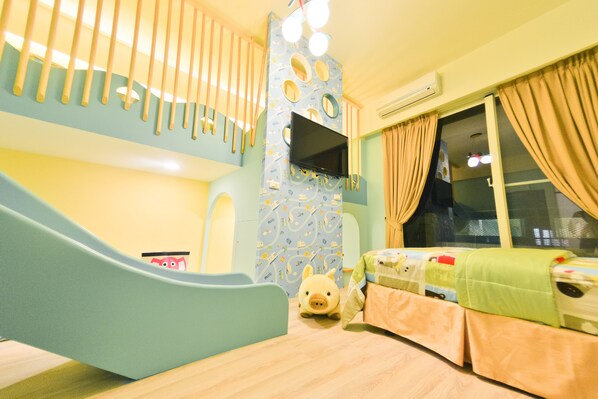 A children's playroom with a slide, a bed, and a TV mounted on the wall. - Minsuku (Taitung)