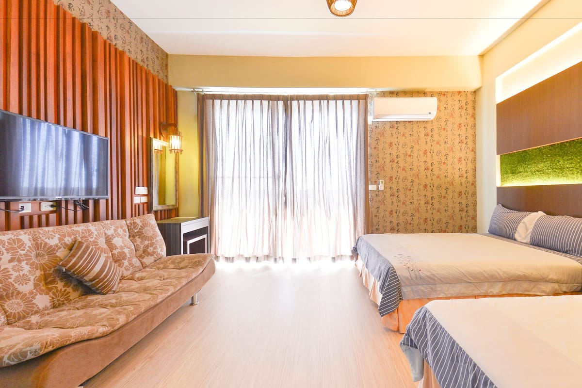 Vierbettzimmer | Daunenbettdecken, individuell eingerichtet, Schreibtisch